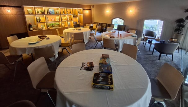 Salle préparée pour une animation ludique en entreprise avec des jeux de société