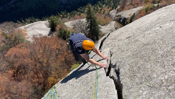 Trad climbing on Luna Nascente, Val di Mello
