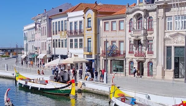 A ria de Aveiro, com seus moliceiros e seus prédio em Arte Nova num dia de sol.