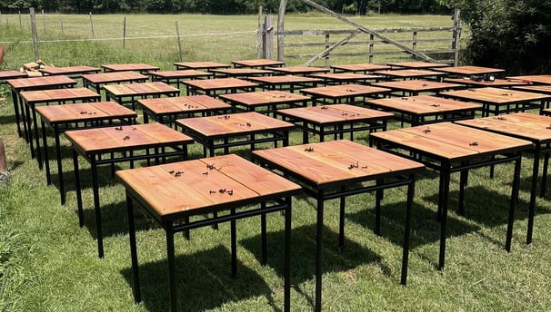 Mobilier de terrasse sur mesure pour les Halles de la Cartoucherie à Toulouse, tables hautes en bois et structures métallique