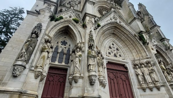 façade d'une basilique gothique