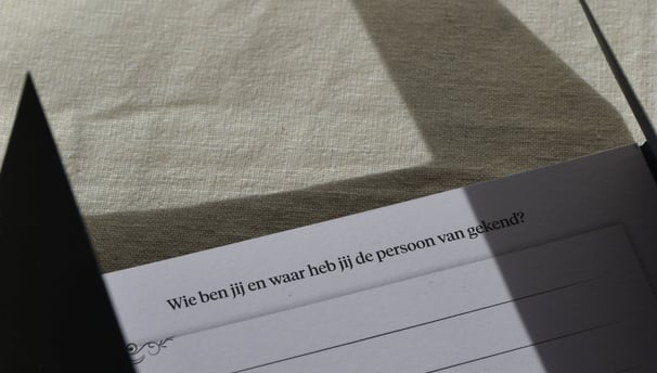 Opgeslagen Herinner Samen bundel met schrijfpapier.
