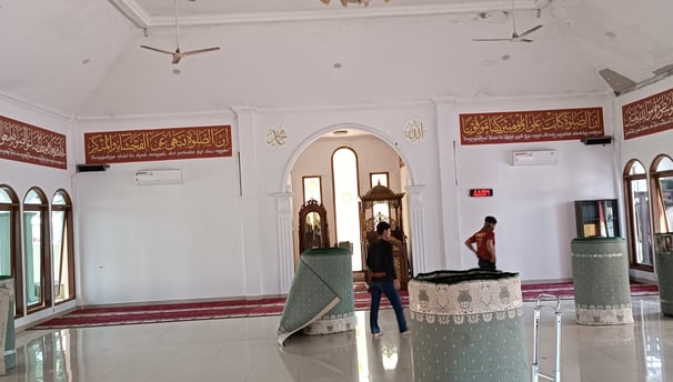 pemasangan karpet masjid di Polresta Bandung