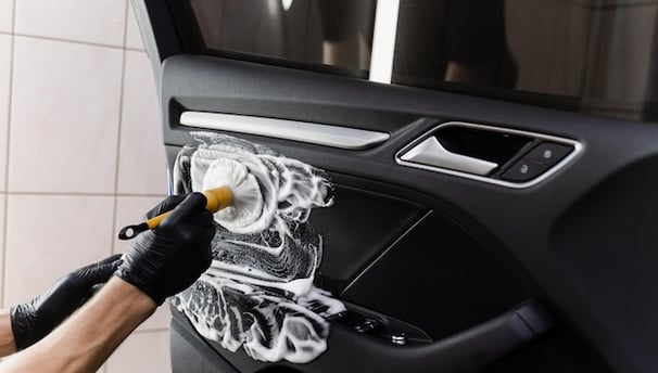 Nettoyage intérieur de porte voiture à domicile