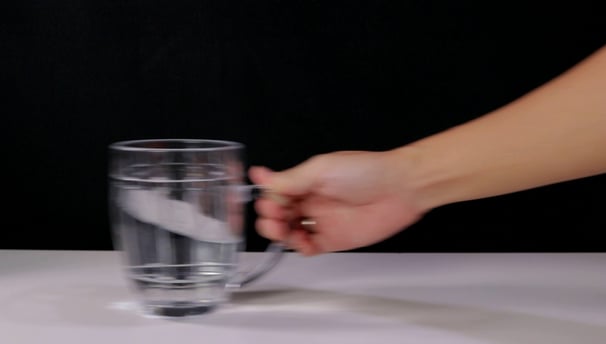copo de água sendo puxado