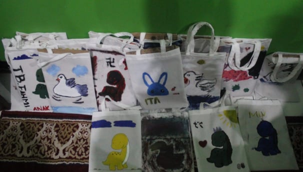 Karya Melukis di atas Canvas Tas