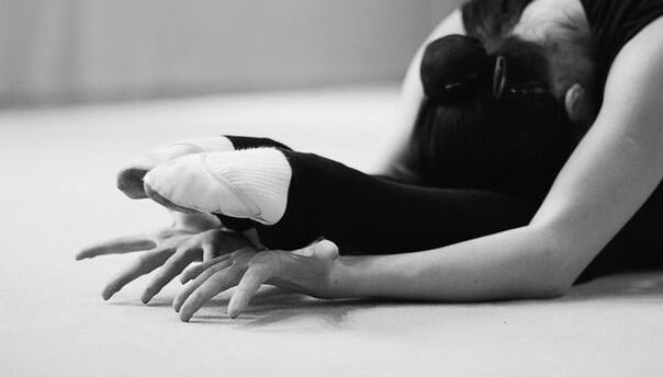 A rhythmic gymnasts tiptoes and hands