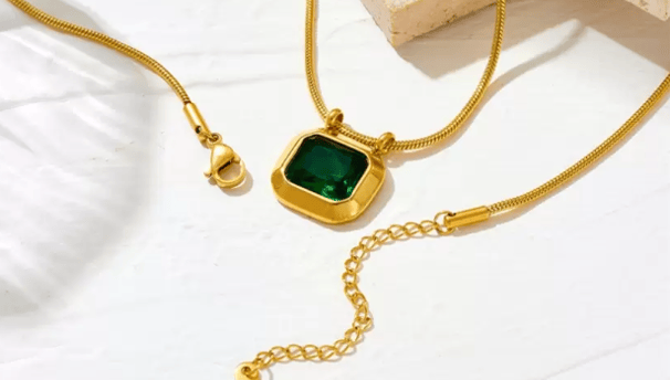 GREEN PENDANT NECKLACE