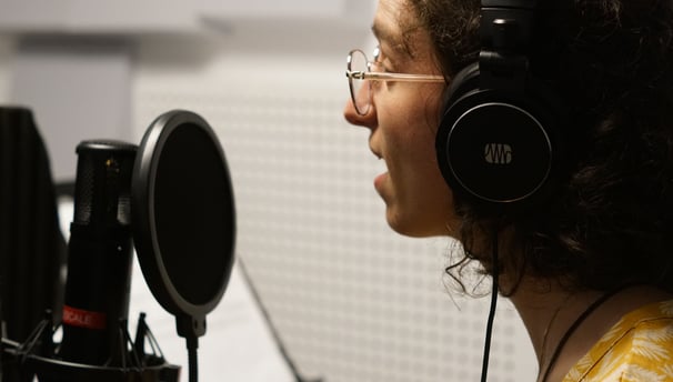 Aude Fy en train d'enregistrer en studio / a woman recording in a recording studio