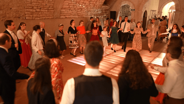 groupe de personnes en cercle faisant des danses folkloriques / a group of people dancing together
