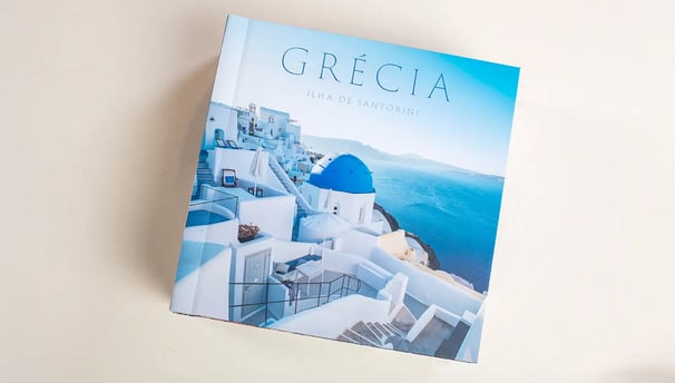 Capa de fotolivro personalizado com tema de viagem para a Grécia, destacando a paisagem de Santorini com arquitetura branca e