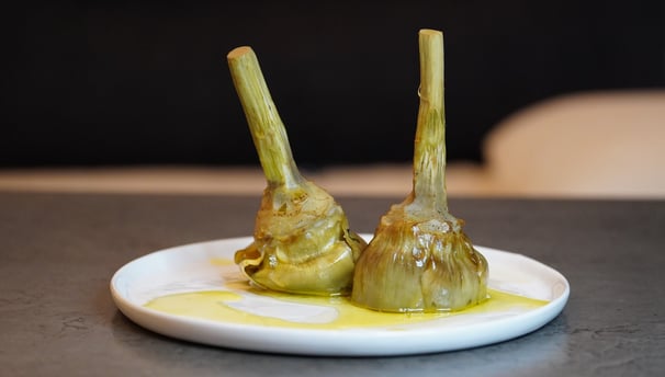 artichauts à la romaine sur une assiette blanche