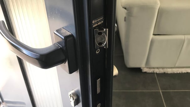 porte équipée d'une serrure assa abloy poignée noire