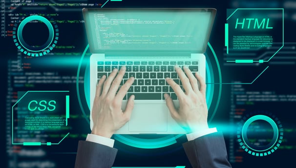 Pessoa digitando em um notebook com apoiado em mesa digital com imagens relacionadas a tecnologia