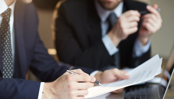 Homens de terno em uma reunião