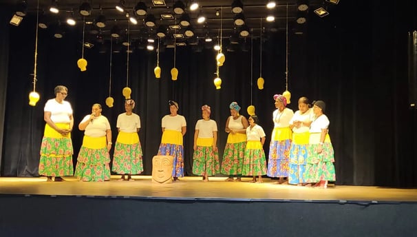 Ciganinhas de São Tomé em apresentação cultural no teatro de Campo Formoso com trajes típicos