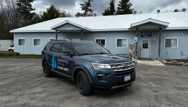 a vehicle in front of a building