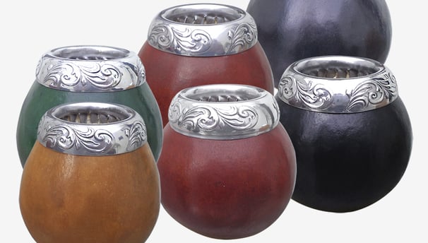 A group of mate gourds of different colors with an exclusive design, chiseled aluminum ferrule.