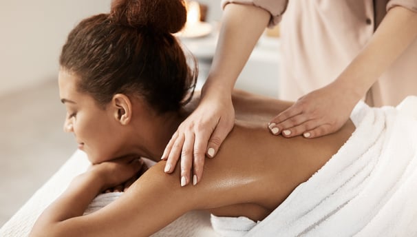 Massage du dos d'une femme - Massage Oriental