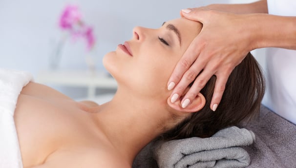 Massage de la tête d'une femme - Massage Crânien