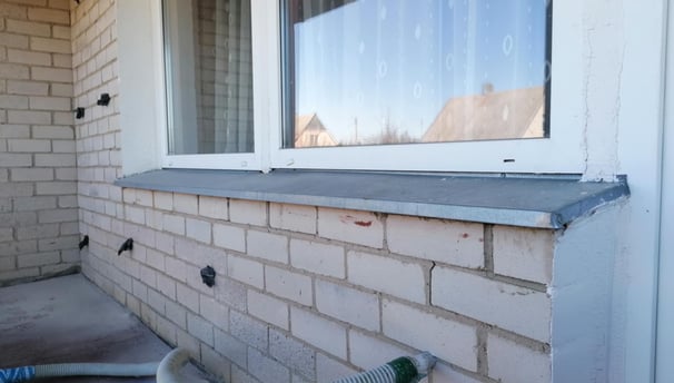 atliekami apšiltinimo darbai mūrinėje sienoje