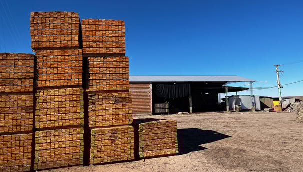 paquetes de tabla pallet apilados