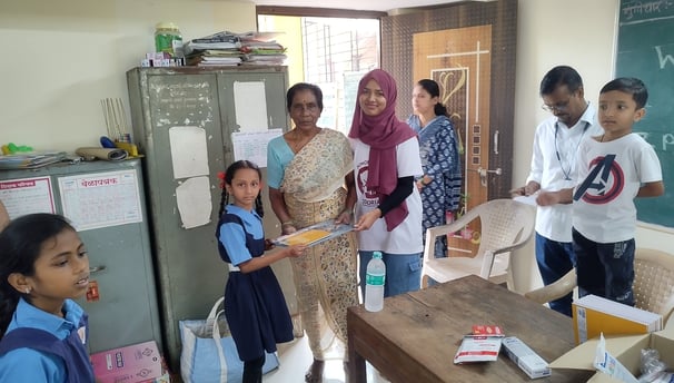 donoriam team with school children