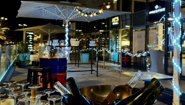 Terrasse du Yacht Club au coeur du port