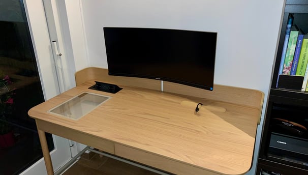 installatie beeldscherm tv ophangen stopcontact inbouwen ikea bureau