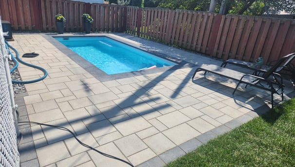 Contour-pour-piscine-creuse-pavé-uni-Montérégie