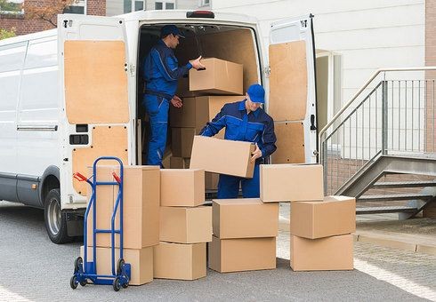 Cargando cajas de una mudanza