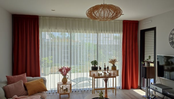 Double rideaux en velours Terracotta de la maison Designers Guild avec tête plis plats