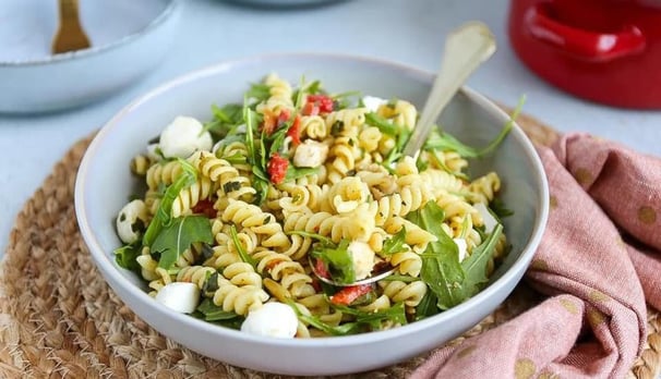 Kom met pastasalade