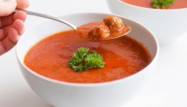 Kom met tomatensoep met balletjes