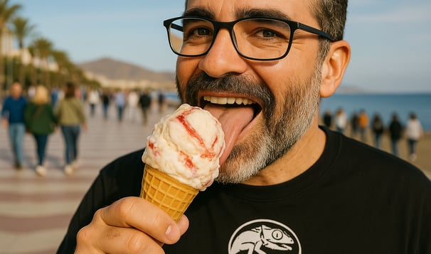 Rodrigo Delgado disfrutando un helado en el paseo marítimo de Almería, con fondo desenfocado de gent