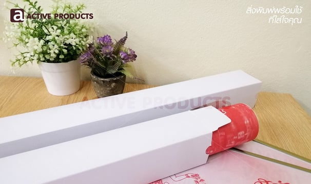 กล่องของขวัญสีขาวเทามีฝาปิดสองด้าน ไม่พิมพ์ลายสำหรับใส่ปฎิทินจีน บนโต๊ะไม้สีอ่อน พร้อมกระถางดอกไม้