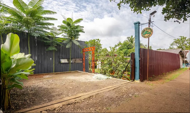 Entrance view of Casa Candali with serene atmosphere