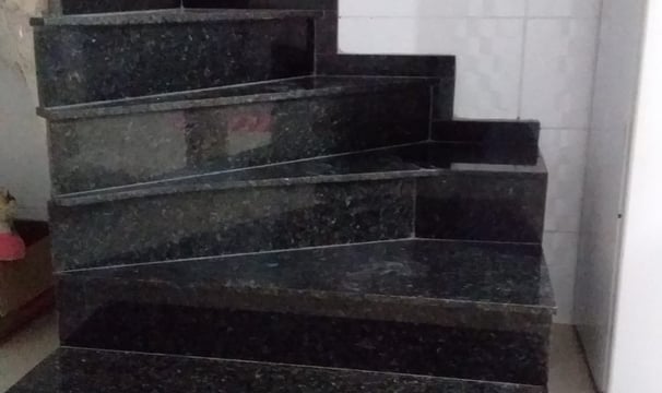 Escada de granito preto, produto da AVR Marmores e granitos