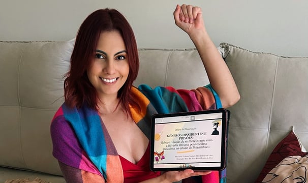 Palloma apresenta sua dissertação "Gêneros Dissidentes e Prisões: Mulheres Transexuais" com firmeza