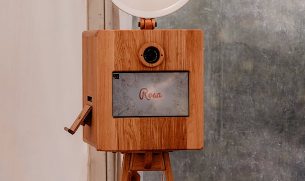 Photobooth en bois clair sur trépied avec éclairage circulaire, modèle Rosa, photo produit classique
