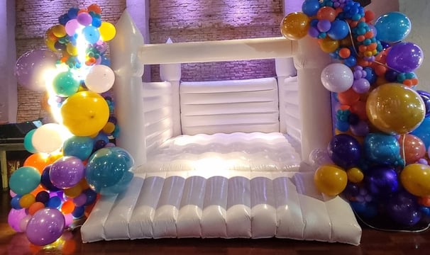 Evento com inflável branco e bexigas de luxo para festas de alto padrão