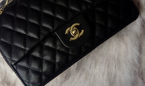 Cartera flap mini de dama Chanel, accesorio compacto de piel negra granulada, cadena dorada