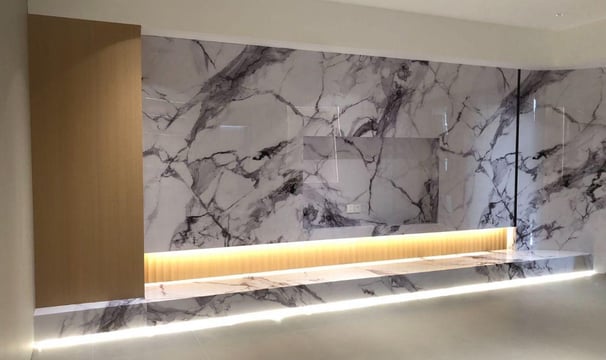 pose d'un décor mural et installation d'une résine epoxi au sol