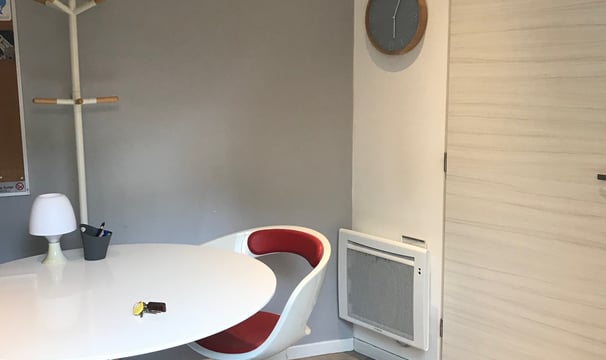 Bureau au rez-de-chaussée de chaussé équipé avec mobilier et une porte fenêtre