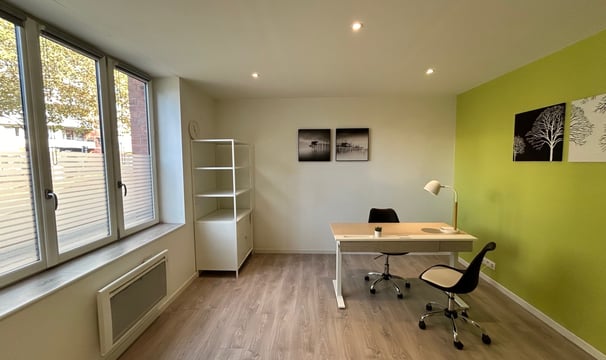 Bureau au rez-de-chaussée de chaussé équipé avec mobilier et une grande fenêtre