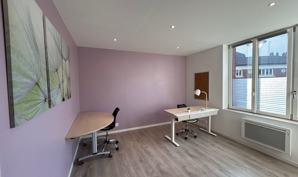 Bureau au premier étage équipé avec mobilier et une grande fenêtre