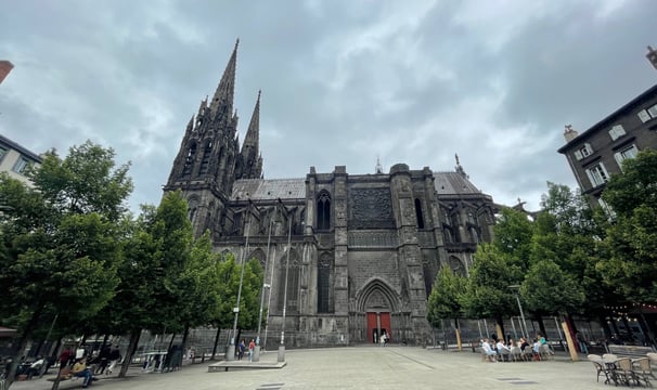 cathédrale de Clermont-Ferrand sur la place vue de côté