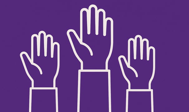 Imagem com mãos apontadas para cima com fundo roxo