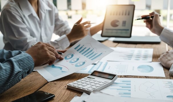 Equipe da Licita Digital especializada em assessoria para licitações públicas analisando edital
