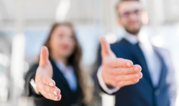 analista de licitação com a mãos estendida para ajudar